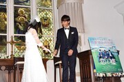 森川葵(左)に手を差し伸べる佐藤寛太(右)。