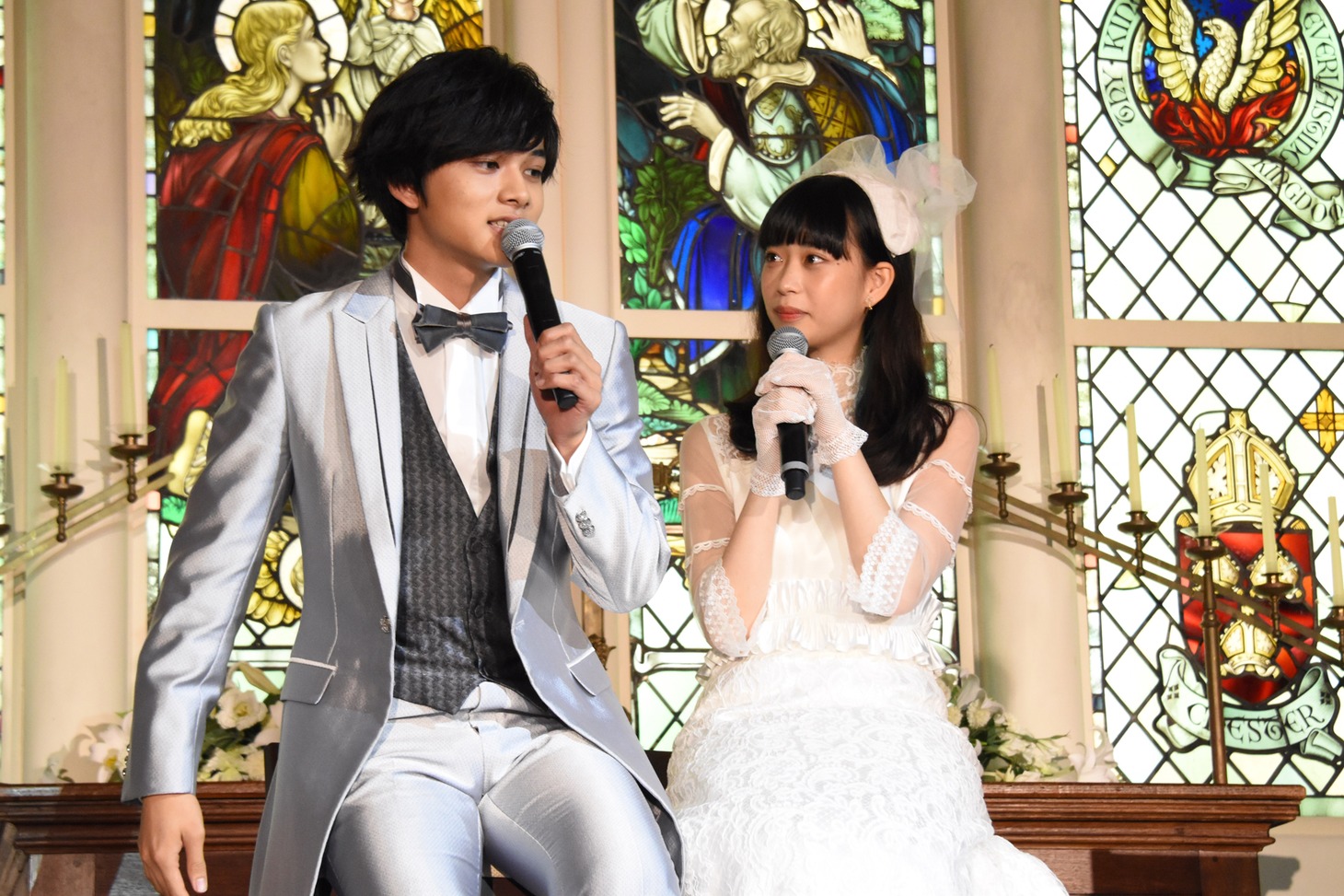 森川葵（右）に公開プロポーズを行う北村匠海（左）。