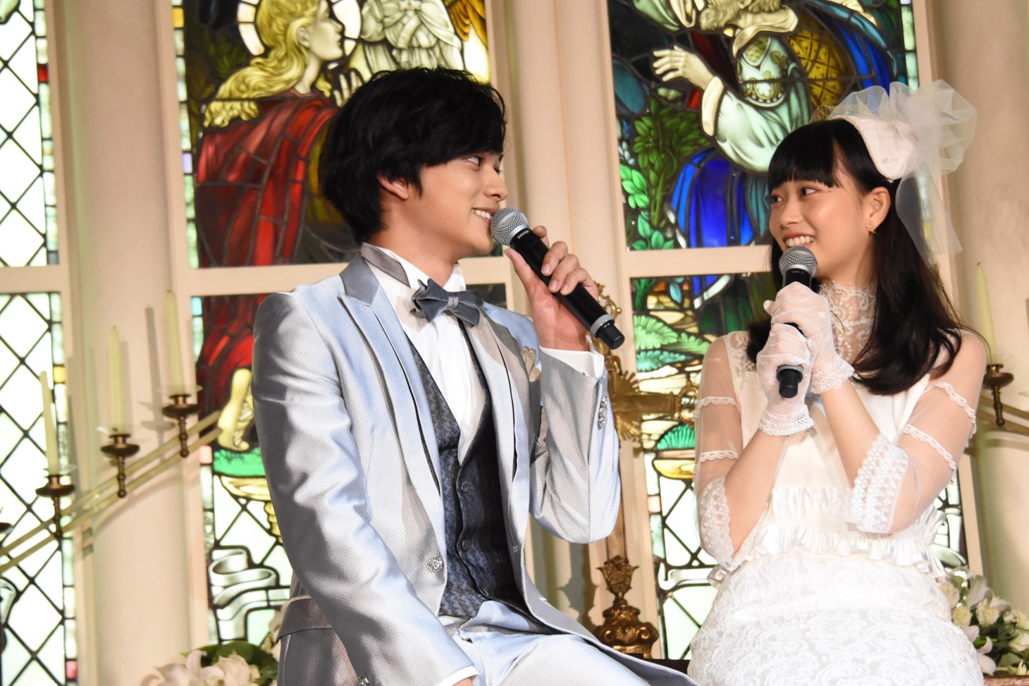 森川葵（右）に公開プロポーズを行う北村匠海（左）。