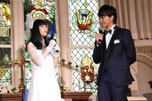 森川葵（左）に公開プロポーズを行う佐藤寛太（右）。