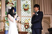 森川葵（左）に公開プロポーズを行う佐藤寛太（右）。