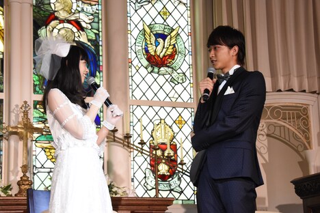 森川葵(左)に公開プロポーズを行う佐藤寛太(右)。