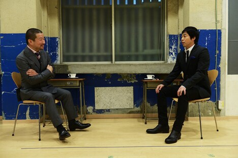 「ワレワレハワラワレタイ ウケたら、うれしい。それだけや。」より、木村祐一（左）、今田耕司（右）。