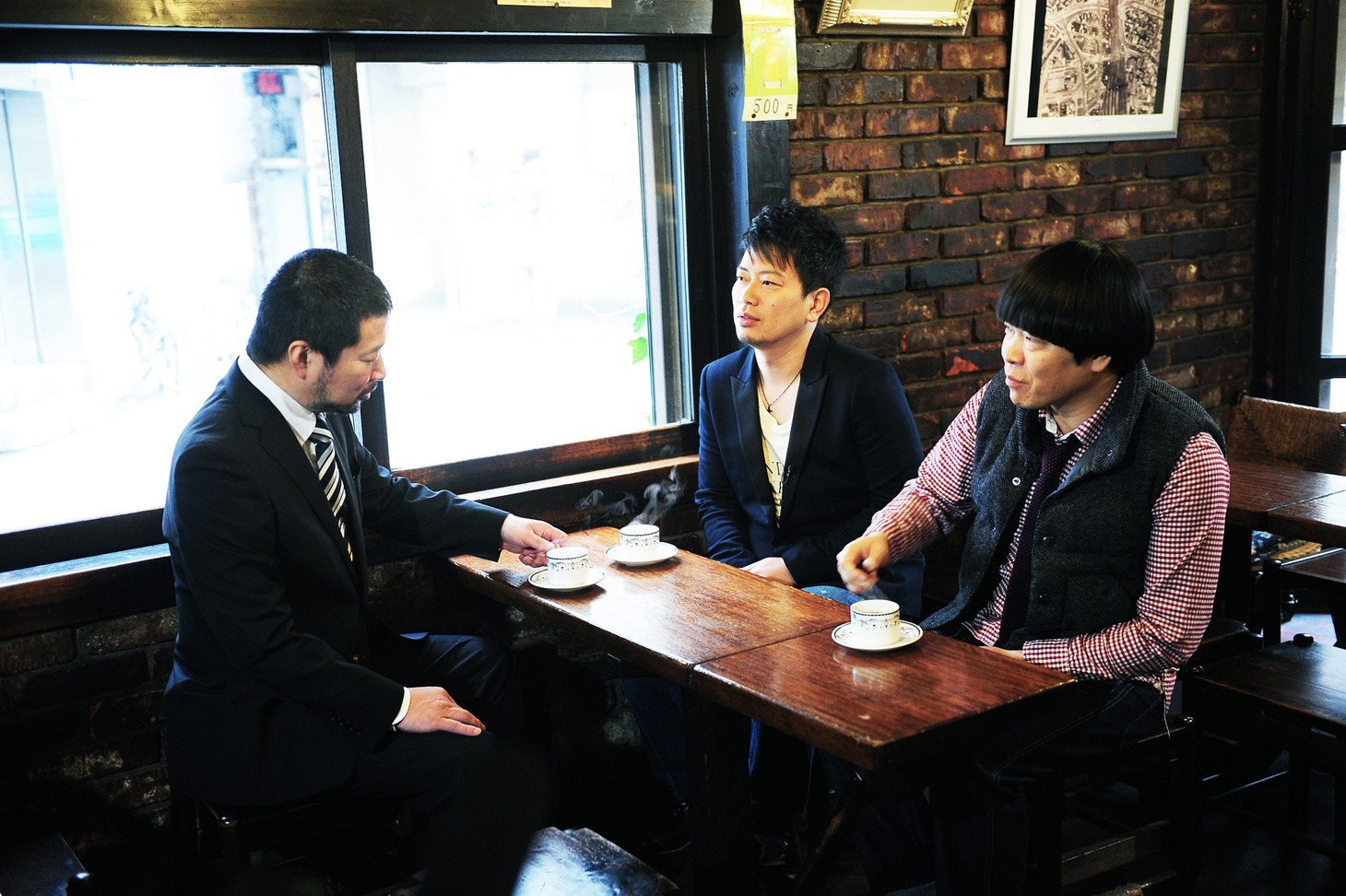 「ワレワレハワラワレタイ ウケたら、うれしい。それだけや。」より、木村祐一（左）、雨上がり決死隊（右）。