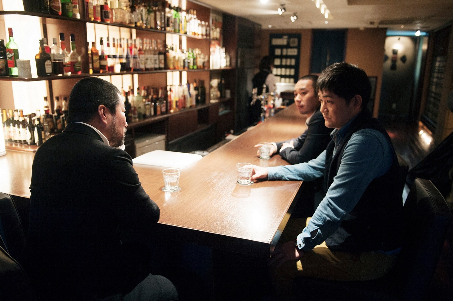 「ワレワレハワラワレタイ ウケたら、うれしい。それだけや。」より、木村祐一（左）、千鳥（右）。
