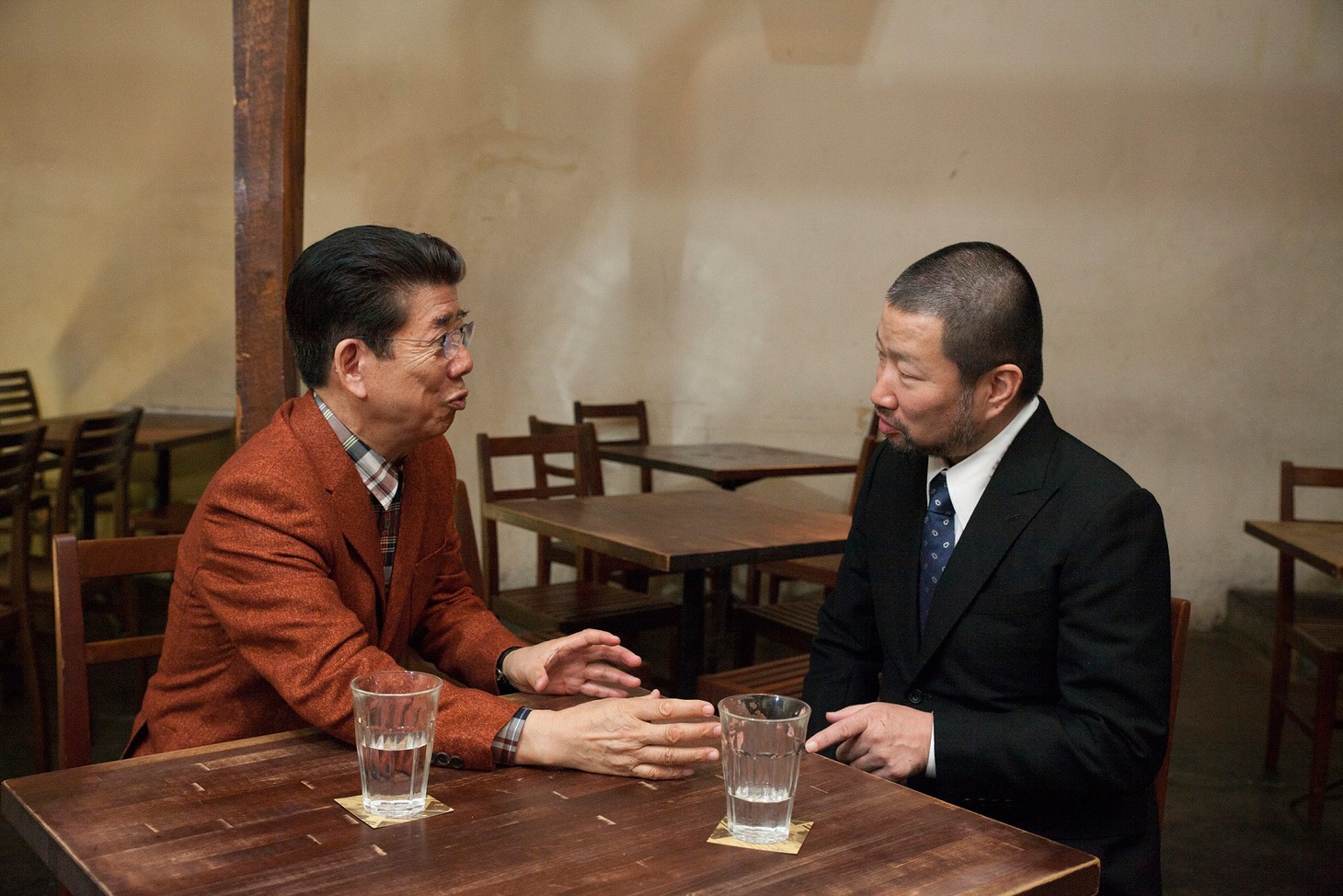 「ワレワレハワラワレタイ ウケたら、うれしい。それだけや。」より、西川きよし（左）、木村祐一（右）。