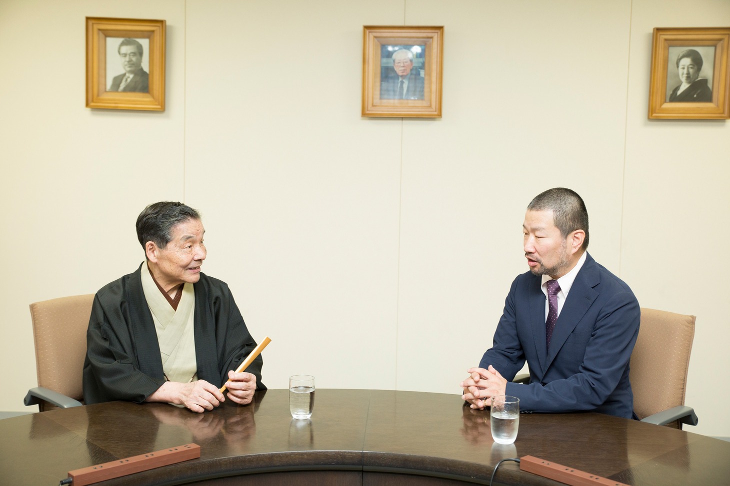 「ワレワレハワラワレタイ ウケたら、うれしい。それだけや。」より、笑福亭仁鶴（左）、木村祐一（右）。