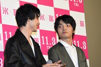 見つめ合う山崎賢人（左）と岡山天音（右）。