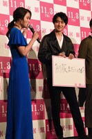 「制服まだいける？」とニヤリとした表情で広瀬アリス（左）に聞く山崎賢人（右）。