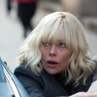血まみれのシャーリーズ・セロンが運転中に発砲「アトミック・ブロンド」本編映像