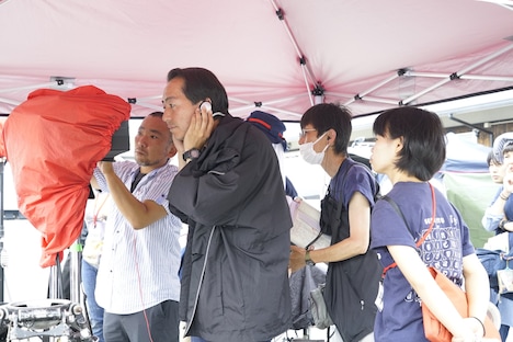 「鋼の錬金術師」メイキングカット。監督の曽利文彦（中央左）。