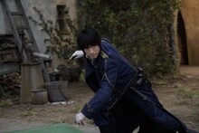 「鋼の錬金術師」メイキングカット。マスタング役のディーン・フジオカ。