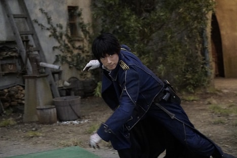 「鋼の錬金術師」メイキングカット。マスタング役のディーン・フジオカ。