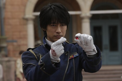 「鋼の錬金術師」メイキングカット。マスタング役のディーン・フジオカ。