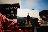 撮影時に太賀が撮ったという西日を浴びる中村蒼の写真。