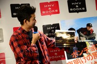 撮影時に撮ったという風景写真を見せる太賀。