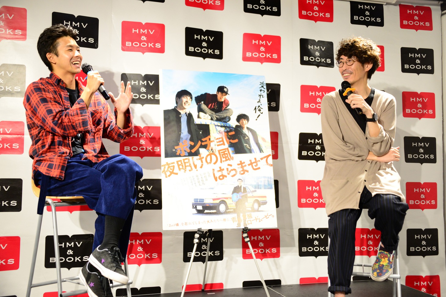 「ポンチョに夜明けの風はらませて」トークイベントの様子。左から太賀、早見和真。