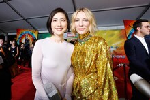 左から天海祐希、ケイト・ブランシェット。