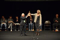 「オラとニコデムの家」の監督アンナ・ザメツカ（右）。