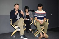 左からマーク・ウェブ、ミト。