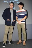 左からマーク・ウェブ、ミト。