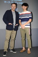 左からマーク・ウェブ、ミト。