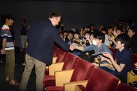 観客と握手をするマーク・ウェブ。