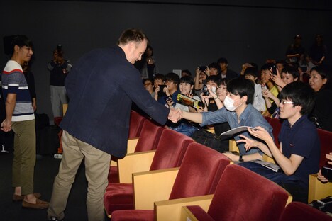 観客と握手をするマーク・ウェブ。