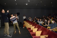 観客を撮影するマーク・ウェブ（手前）。