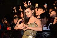 ファンと交流するソフィア・カーソン。