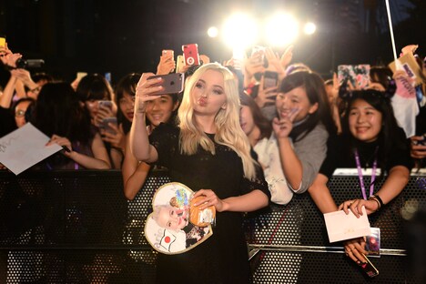 ファンと交流するダヴ・キャメロン。