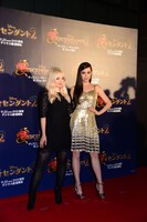 左からダヴ・キャメロン、ソフィア・カーソン。