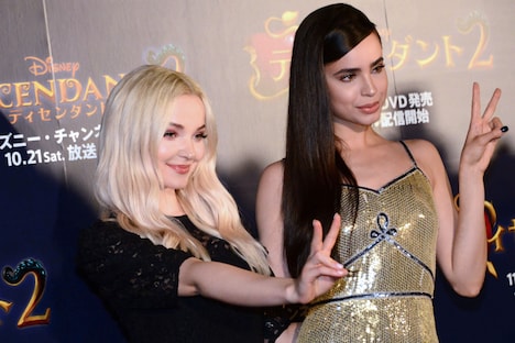 左からダヴ・キャメロン、ソフィア・カーソン。