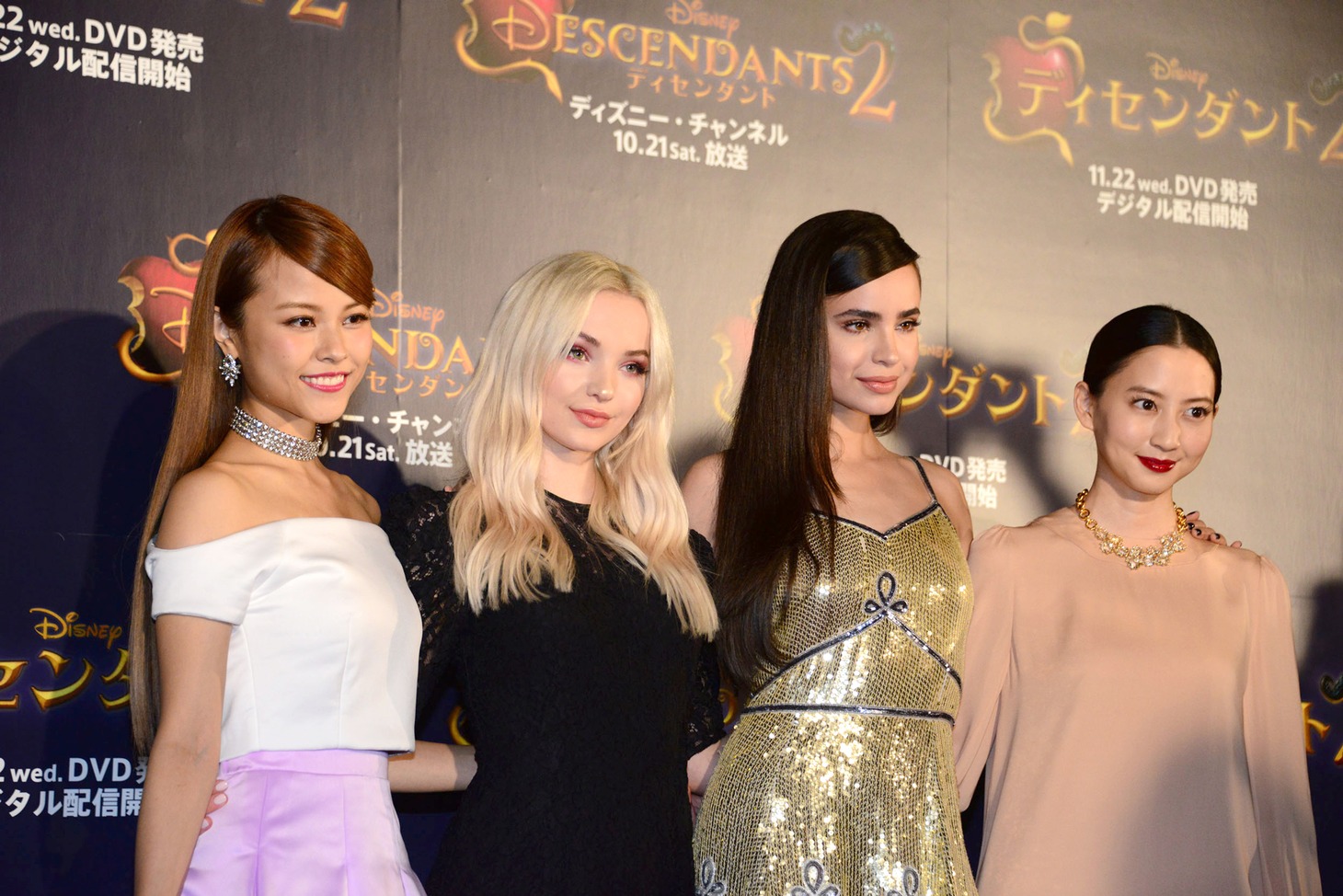 左からMiracle Vell Magic、ダヴ・キャメロン、ソフィア・カーソン、河北麻友子。