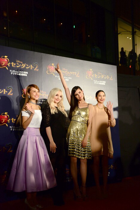 左からMiracle Vell Magic、ダヴ・キャメロン、ソフィア・カーソン、河北麻友子。