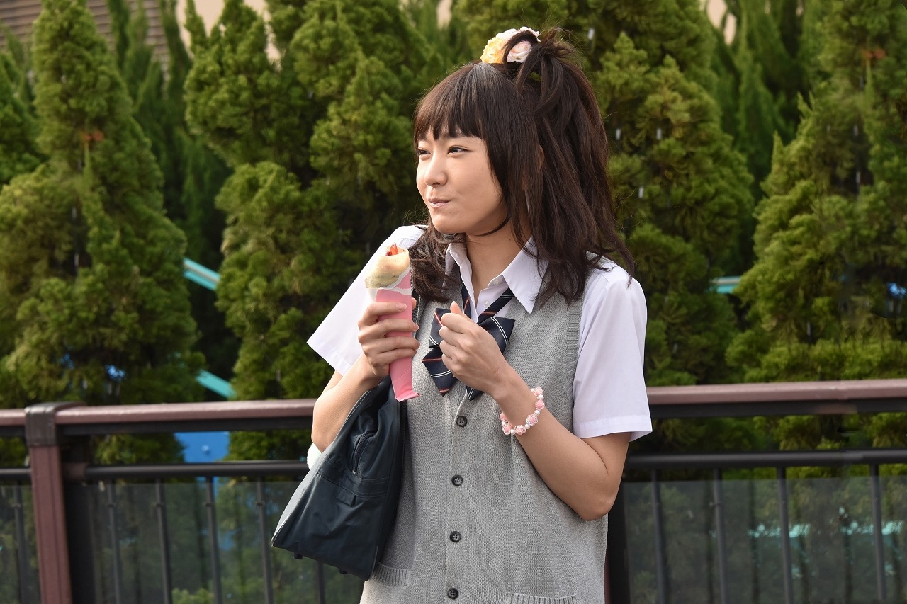 「ミックス。」より、コギャル姿の多満子。