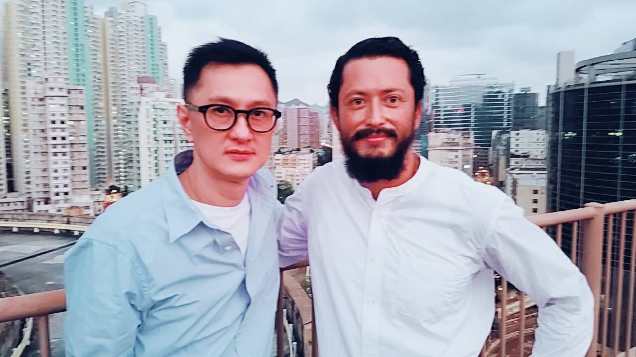 「智歯（親知らず）」メイキングカット。左からウィルソン・イップ、池内博之。