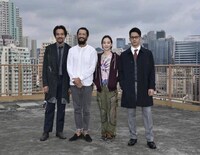 「智歯（親知らず）」メイキングカット。左からラム・カートン、池内博之、リウ・ヤースー、メイソン・リー。