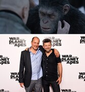 「猿の惑星：聖戦記（グレート・ウォー）」よりシーザー（上段右）、マッカロー大佐を演じたウディ・ハレルソン（下段左）とシーザー役のアンディ・サーキス（下段右）。