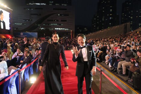 左から蒼井優、阿部サダヲ。