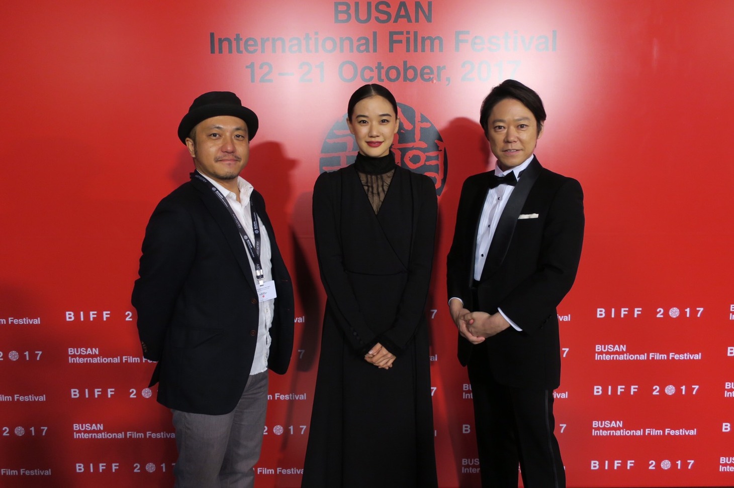 左から白石和彌、蒼井優、阿部サダヲ。