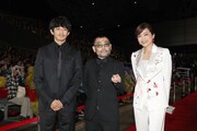 第22回釜山国際映画祭にて、左から瑛太、武正晴、佐藤江梨子。