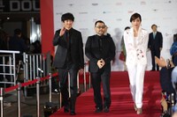左から瑛太、武正晴、佐藤江梨子。