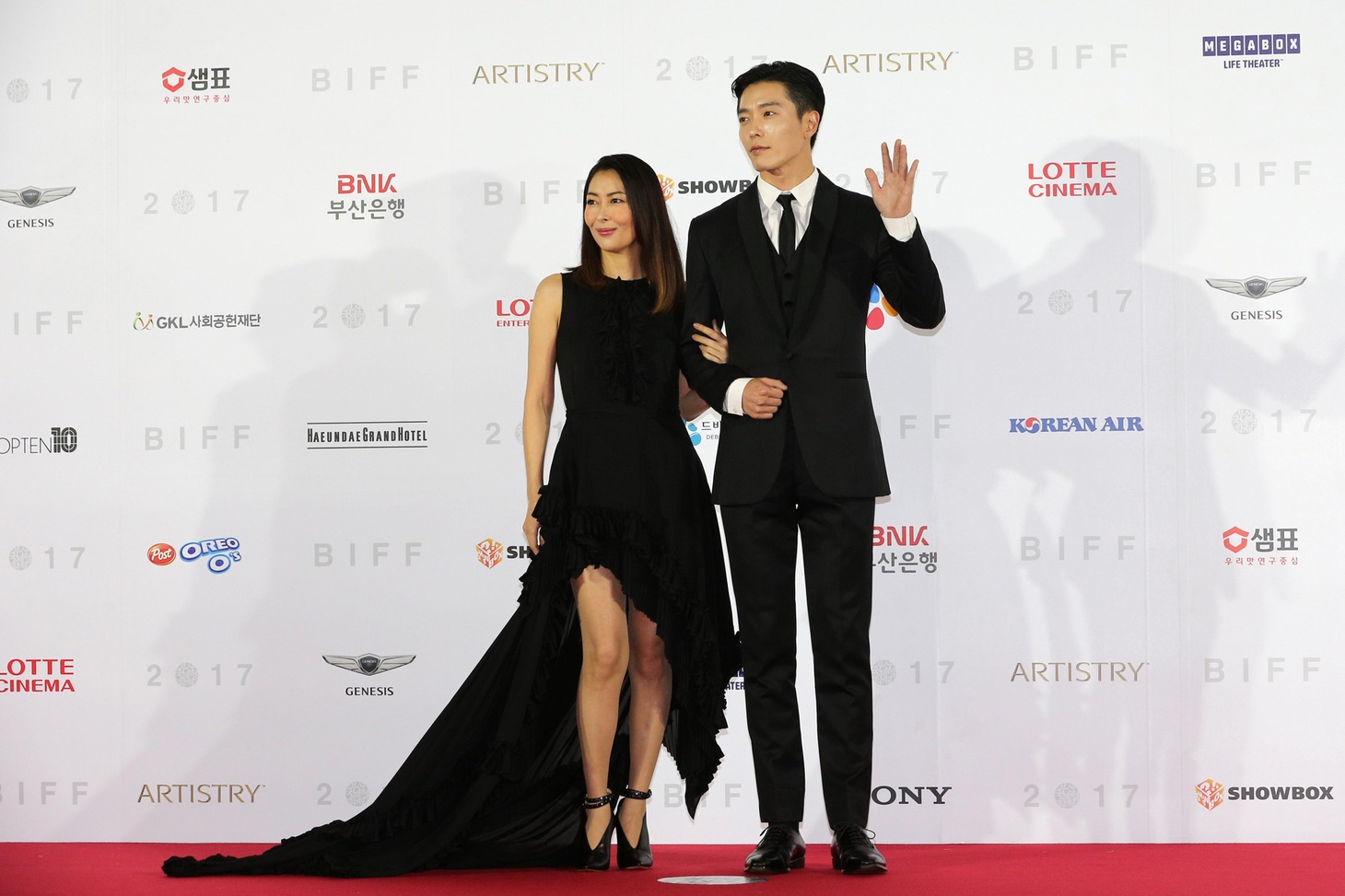 左から中山美穂、キム・ジェウク。
