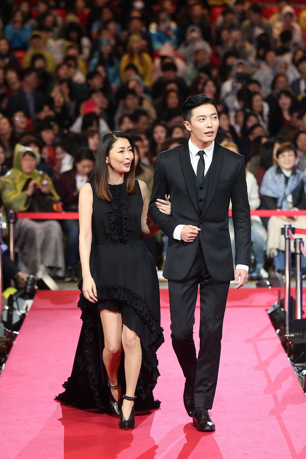 左から中山美穂、キム・ジェウク。