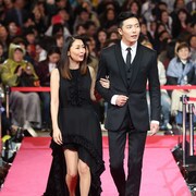 中山美穂がキム・ジェウクと釜山映画祭に出席、腕組みレッドカーペット歩く