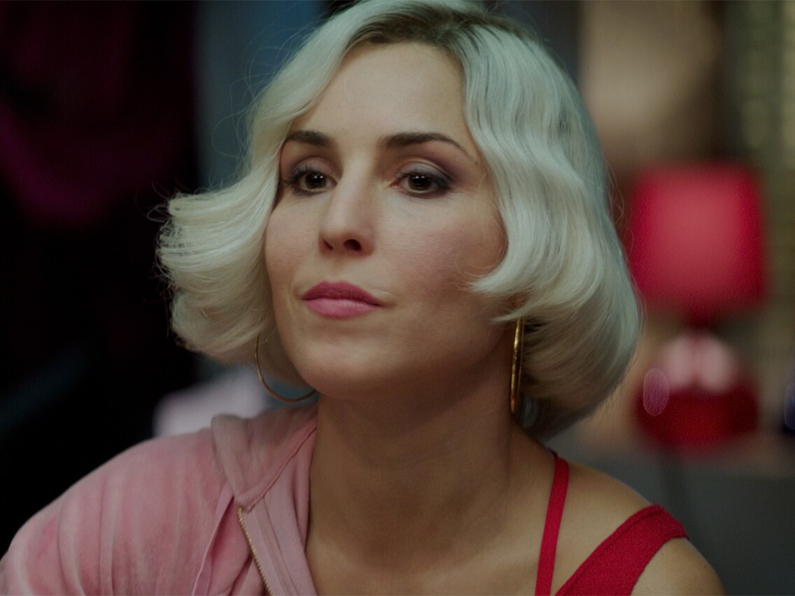 1人7役の秘訣は香水と音楽、「セブン・シスターズ」主演女優のインタビュー映像