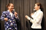 左から黒潮“イケメン”二郎、佐藤江梨子。