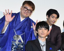 「斉木楠雄のΨ難」完成披露舞台挨拶に登壇した福田雄一（後列左）、賀来賢人（後列右）、吉沢亮（前列）。