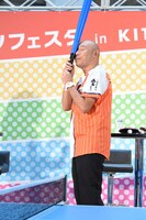 司会の360°モンキーズそうすけが、細かすぎて伝わらないモノマネを披露する様子。